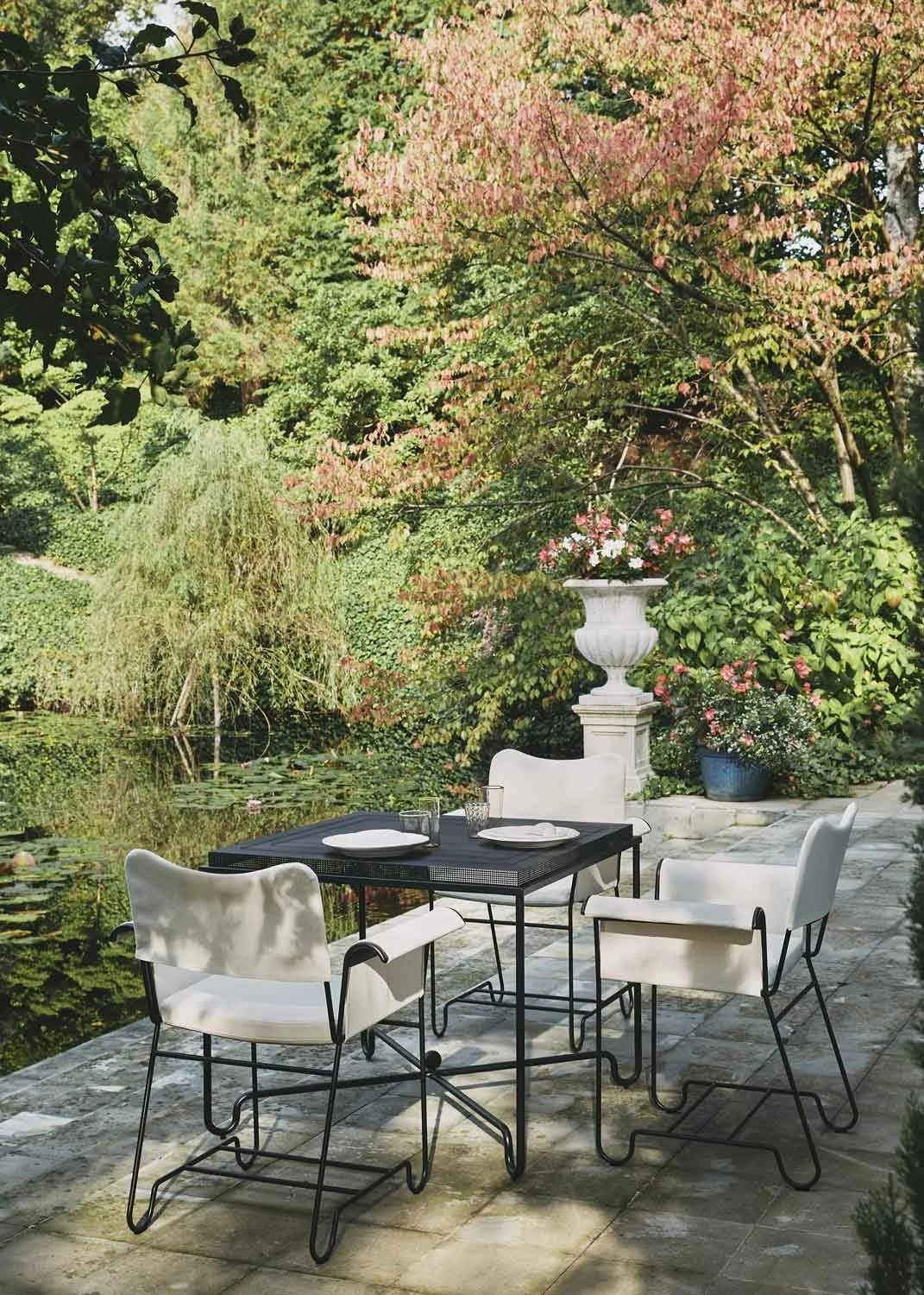 Gubi Tropique Eettafel 90x90 Cm, Zwart 6 Gubi Tropique Eettafel 90x90 Cm, Zwart - Afbeelding 4